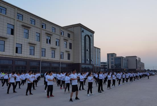 勝管曹縣運(yùn)營中心為弘揚(yáng)全民健身運(yùn)動，竟組建了一支“400人舞團(tuán)”